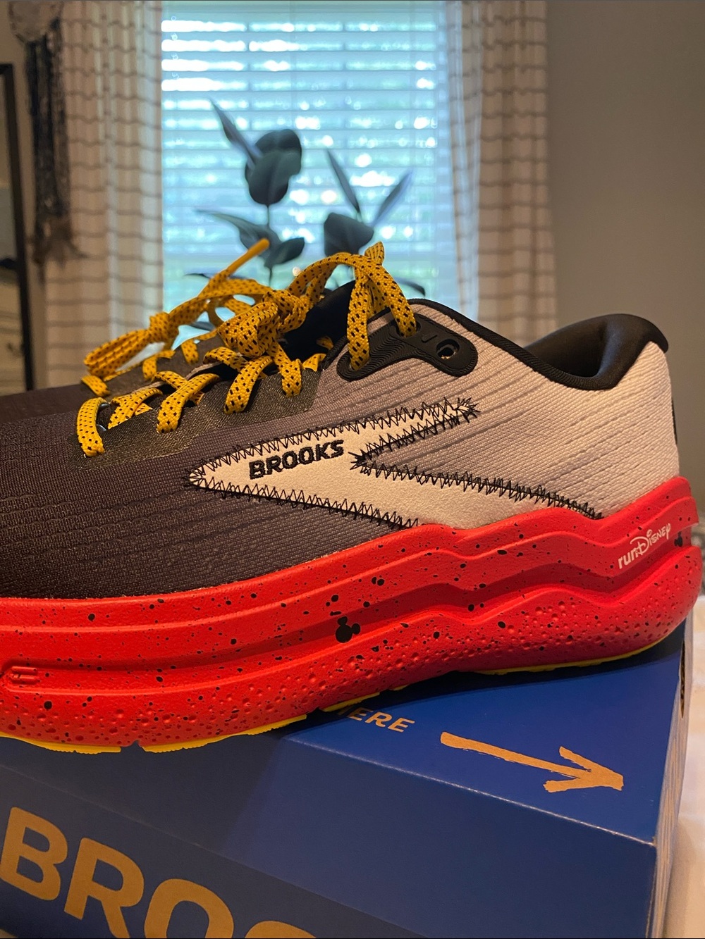 Brooks Ghost Max 2 Mickey Mouse size 8.5 - Picture 5 of 6